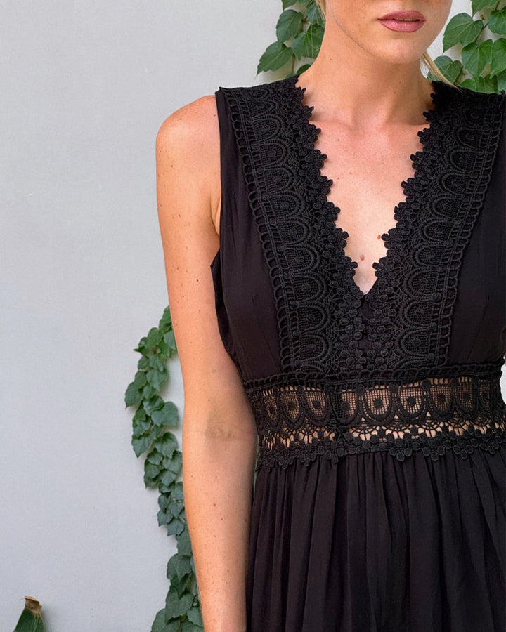 Amira – Sleeveless Midi Lace Dress